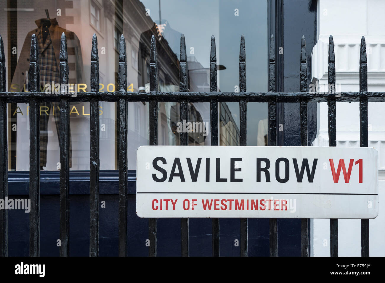 Savile Row Street Sign contre une vitrine sur mesure Banque D'Images