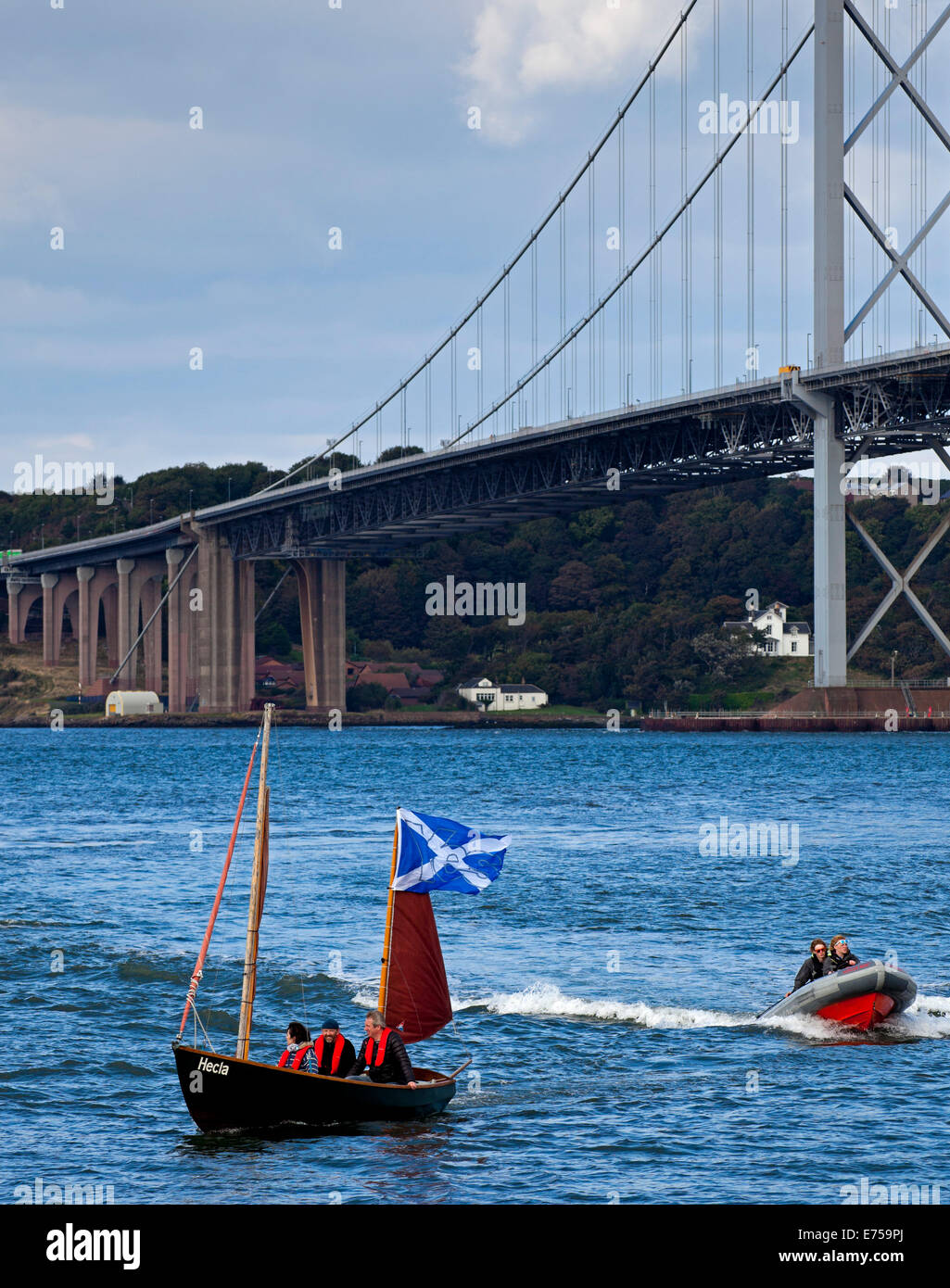 Queensferry, Forth Estuary, en Écosse. Sep 7, 2014. En raison d'un scrutin référendaire écossais mettre Oui l'Ecosse a l'avant pour la première fois, cette équipe de voile battant oui sautoir probablement le sentiment d'avoir le vent en poupe qui reviennent de prendre part à la flottille sur la suite qu'une des manifestations pour célébrer le 50e anniversaire de la Forth Road Bridge. Credit : Arch White/Alamy Live News Banque D'Images