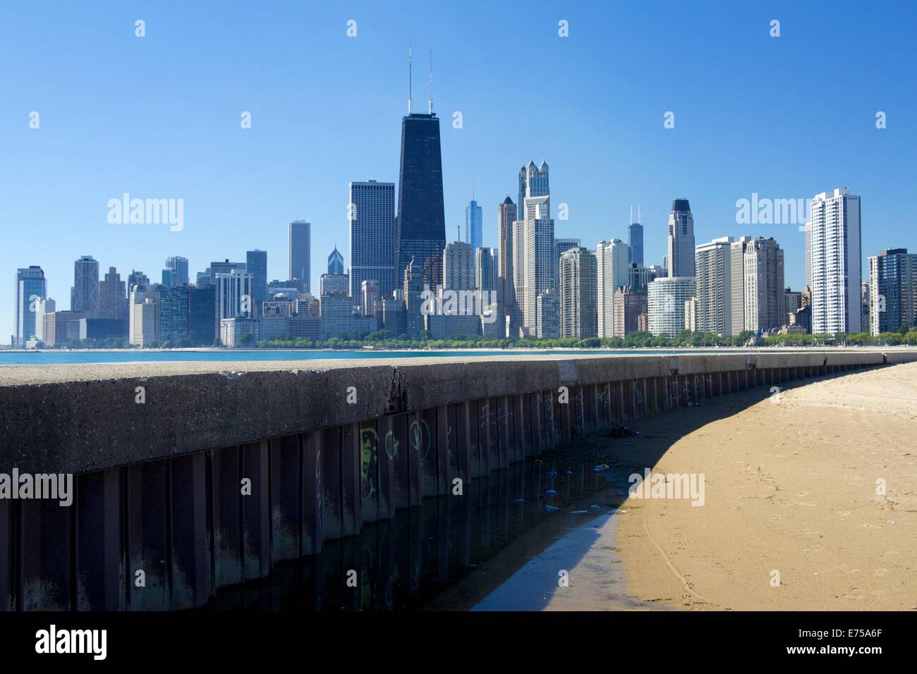 Chicago, Illinois, USA. 7e septembre 2014. Météo : Après une matinée avec un nip de l'automne cool a fait place à des températures agréables, Chicago profitez d'une belle journée au bord du lac de la ville. Cette scène de Plage Avenue Du Nord a été l'objet de nombreuses photos au cours de l'hiver dernier vortex polaire. Credit : Todd Bannor/Alamy Live News Banque D'Images