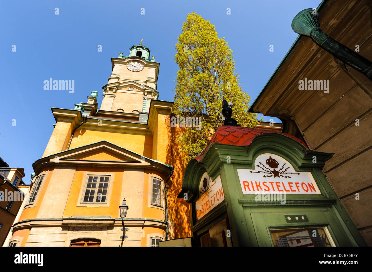 Suède, Stockholm. Storkyrkan est la plus ancienne église de Gamla Stan. Vieux téléphone boot. Banque D'Images
