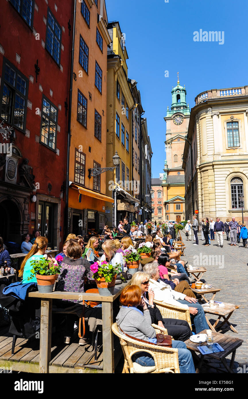 Suède, Stockholm. Stortorget avec Bourse de Stockholm et Storkyrkan en arrière-plan. Banque D'Images