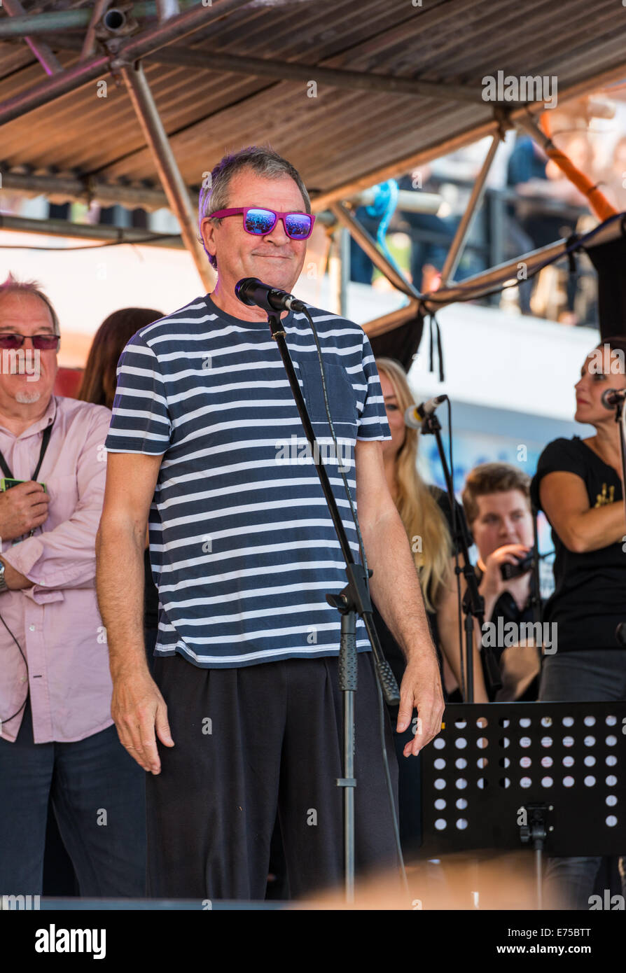 Lyme Regis, dans le Dorset, UK. 6 Septembre, 2014. Ian Gillan sur scène à la guitare sur l'événement sur la plage. Le chant de la fumée sur l'eau. Banque D'Images
