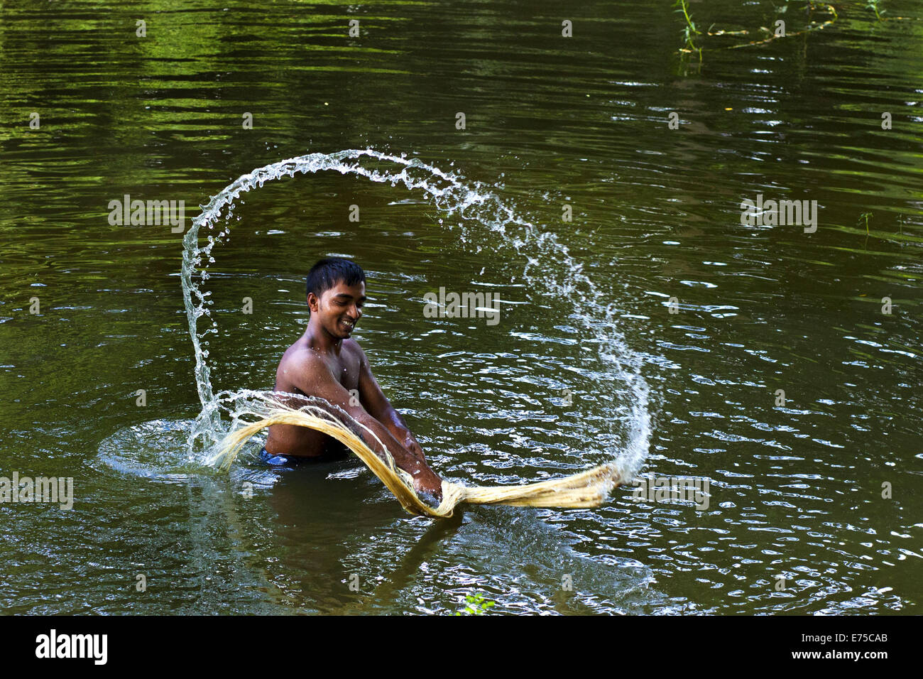 7 septembre 2014 - 07 septembre 2014, l'agriculteur du Bangladesh jute brut se lave avec de l'eau dans Arialkha River de Dhaka. Pour le refus d'un prix équitable le jute, une fois la fibre d'or est devenu un fléau pour les agriculteurs qui le produisent en échange de travail et impliquant un coût plus élevé. Les agriculteurs n'obtiennent pas assez le jute, parce que le manque de pluie cette année. Bonne récolte cette année et pourrait vendre 1 maund (1 = 37,12 Kg maund) à 600 taka Bangladais (8 US$). Le Bangladesh est le plus grand producteur mondial de jute, une substance fibreuse utilisé dans la fabrication de la toile de jute, sacs, tapis, cordes et ficelles, et voiture Banque D'Images