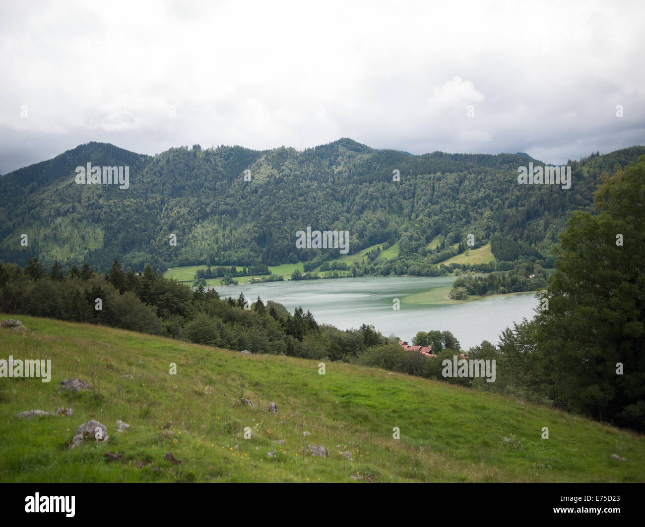 Vue des Alpes sur le schliersee en Bavière Banque D'Images