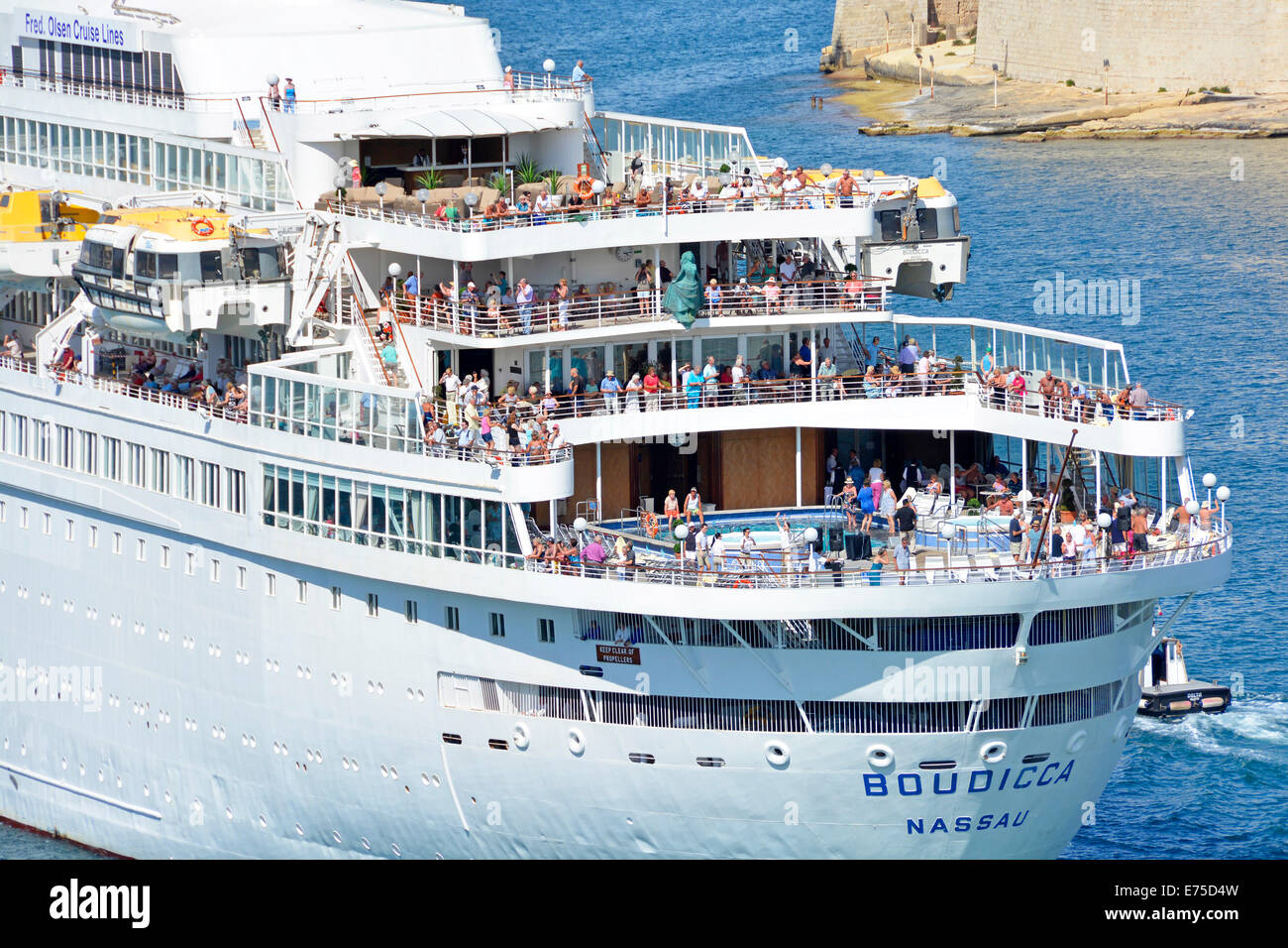 Les passagers se sont rassemblés sur le pont arrière du bateau de croisière d'Boudicca Grand Harbour La Valette Malte sur une croisière Méditerranéenne Banque D'Images