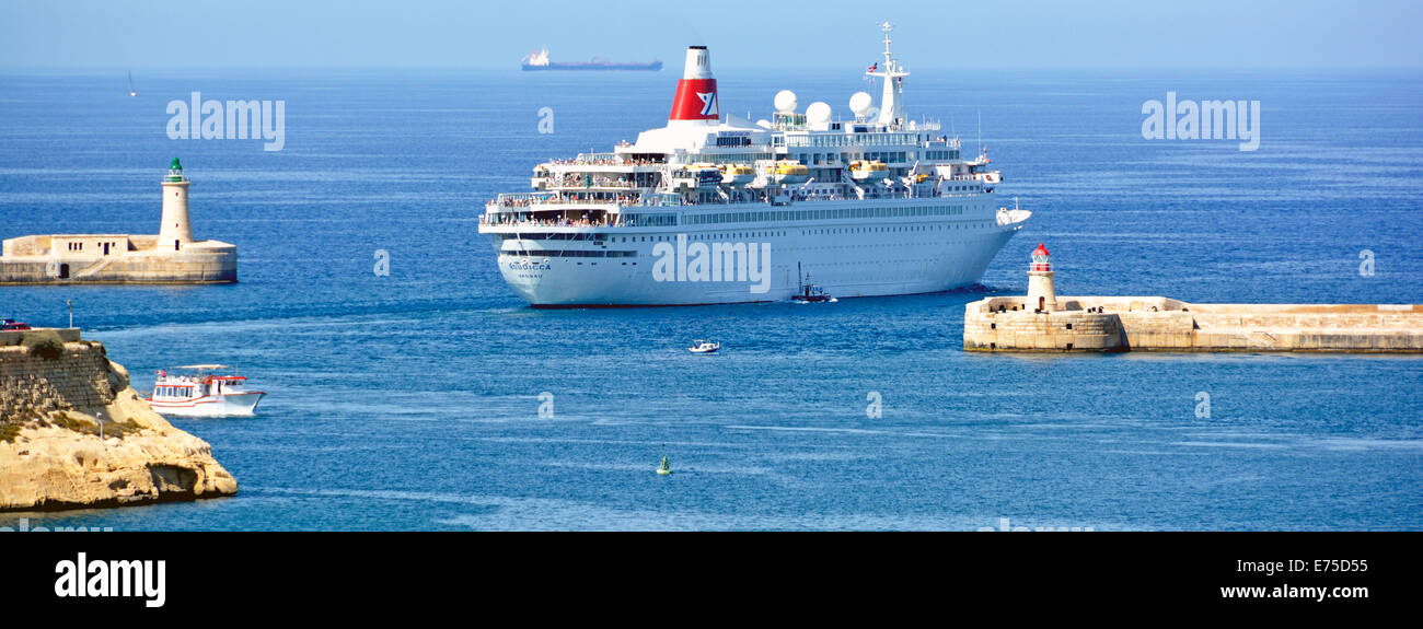 Bateau de croisière passant Boudicca liner vert et rouge des feux de gabarit canal comme elle écarte grand port de La Valette pour la mer Méditerranée Banque D'Images