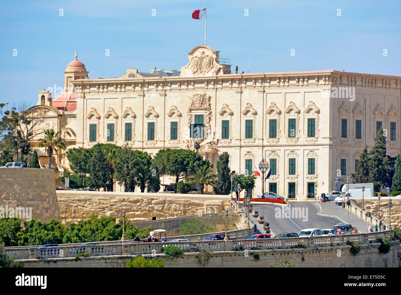 Drapeau maltais sur la façade baroque de l'Auberge de Castille un bâtiment gouvernemental situé sur la place Castille la Valette abrite le bureau du Premier ministre de Malte eu Banque D'Images
