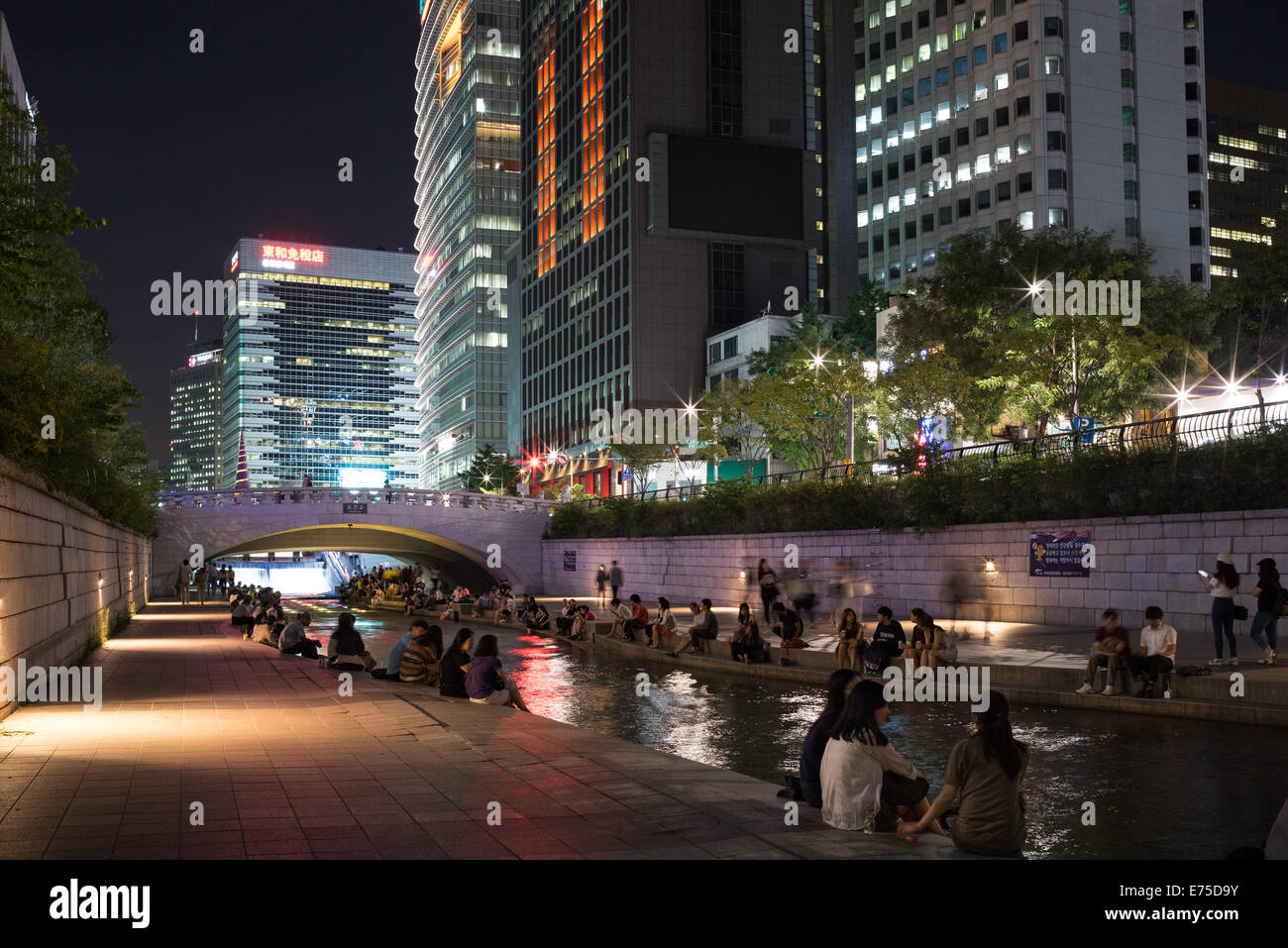 Cheonggyecheon River walk. L'espace de loisirs publiques modernes au centre-ville de Séoul, Corée du Sud. Banque D'Images