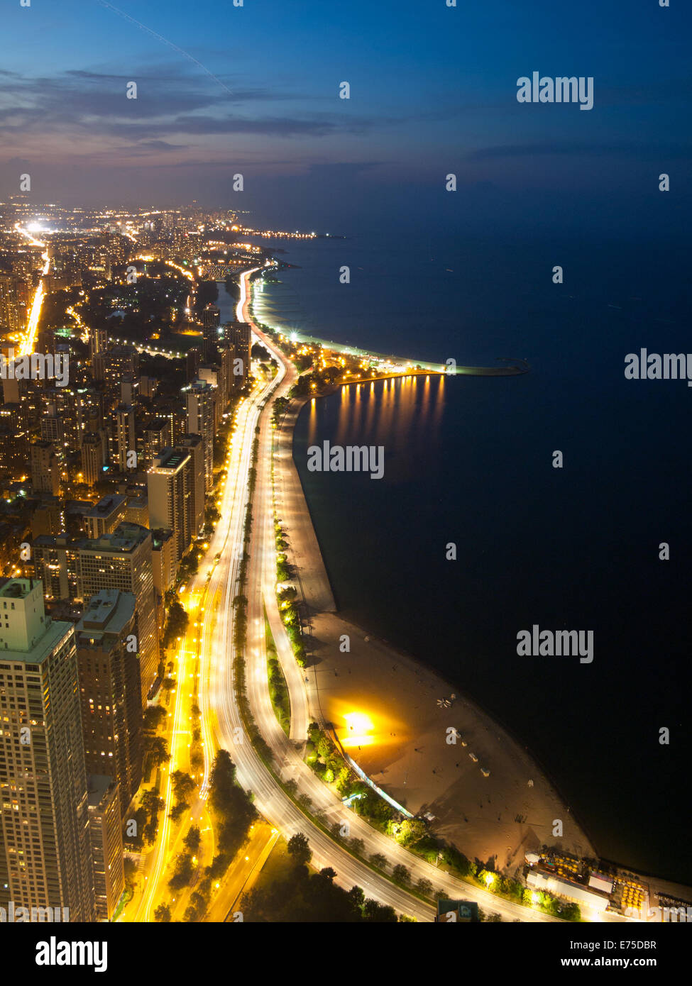 Une nuit, vue aérienne de North Lake Shore Drive, Oak Street Beach, North Avenue Beach, le lac Michigan et la Gold Coast. Chicago. Banque D'Images