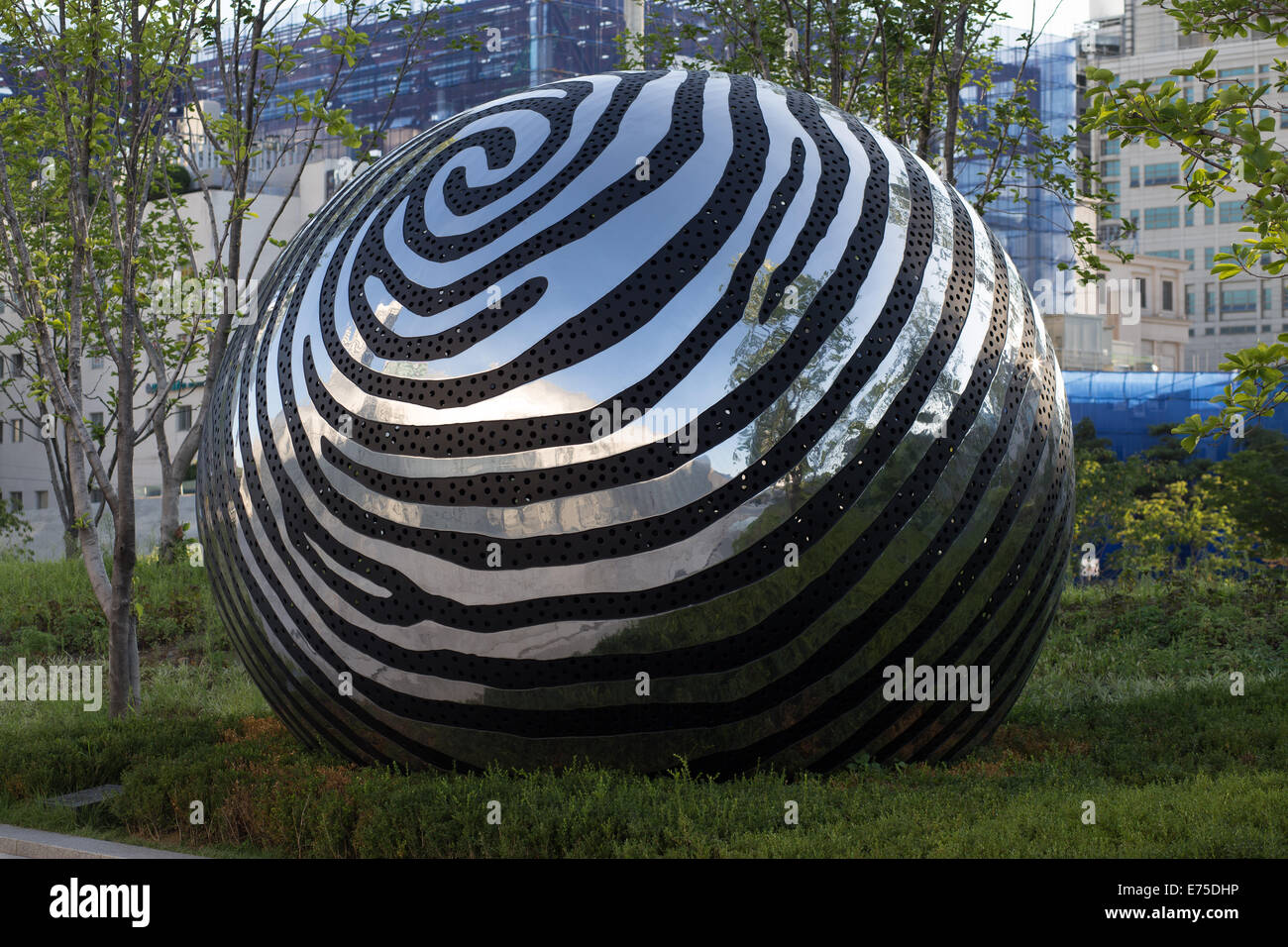L'Œuf de la création, une sculpture d'art public par Cho, Byungsup au design Dongdaemun Seoul Plaza, la Corée du Sud. Banque D'Images