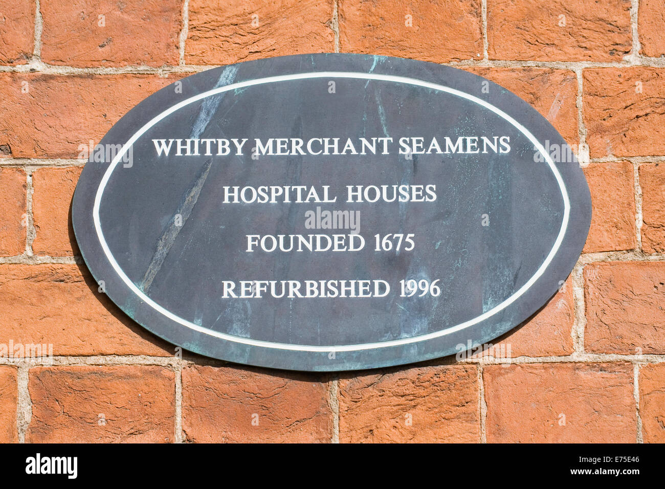 Plaque sur l'hôpital de marins marchands Whitby maisons. Banque D'Images