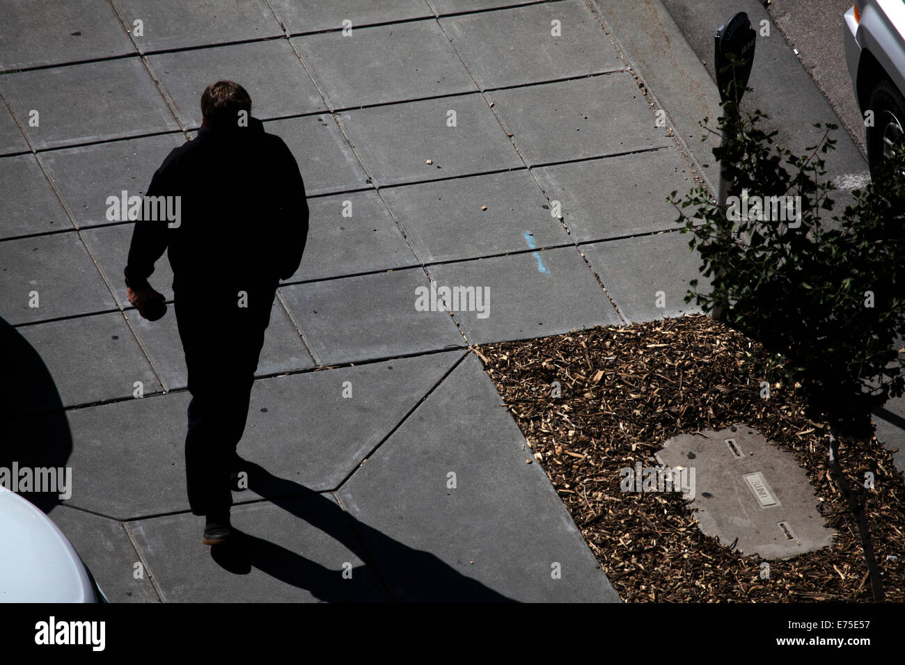 L'homme, découpé, marchant sur le trottoir. Banque D'Images