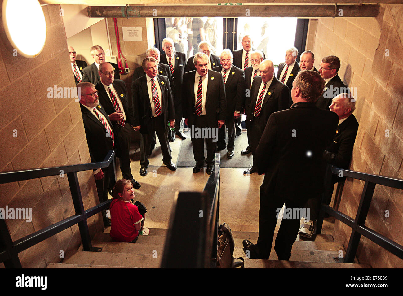 Oxford, UK. 07Th Nov, 2014. Le London Welsh Choir pratique dans l'escalier avant de l'Aviva Premiership match de rugby entre London Welsh et Exeter Chiefs. Credit : Action Plus Sport/Alamy Live News Banque D'Images