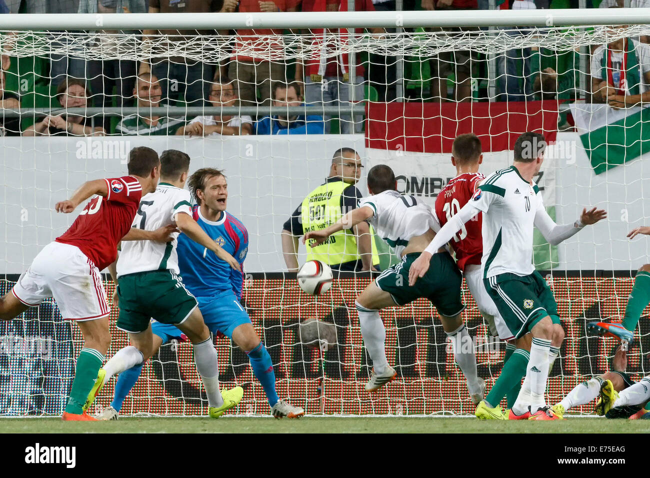 Budapest, Hongrie. 7 Septembre, 2014. Nord irlandais Roy Carroll (1) devient le seul but hongrois Hongrie contre l'Irlande du Nord au cours de l'UEFA Euro 2016 football match qualificatif de Groupama Arena le 7 septembre 2014 à Budapest, Hongrie. Credit : Laszlo Szirtesi/Alamy Live News Banque D'Images