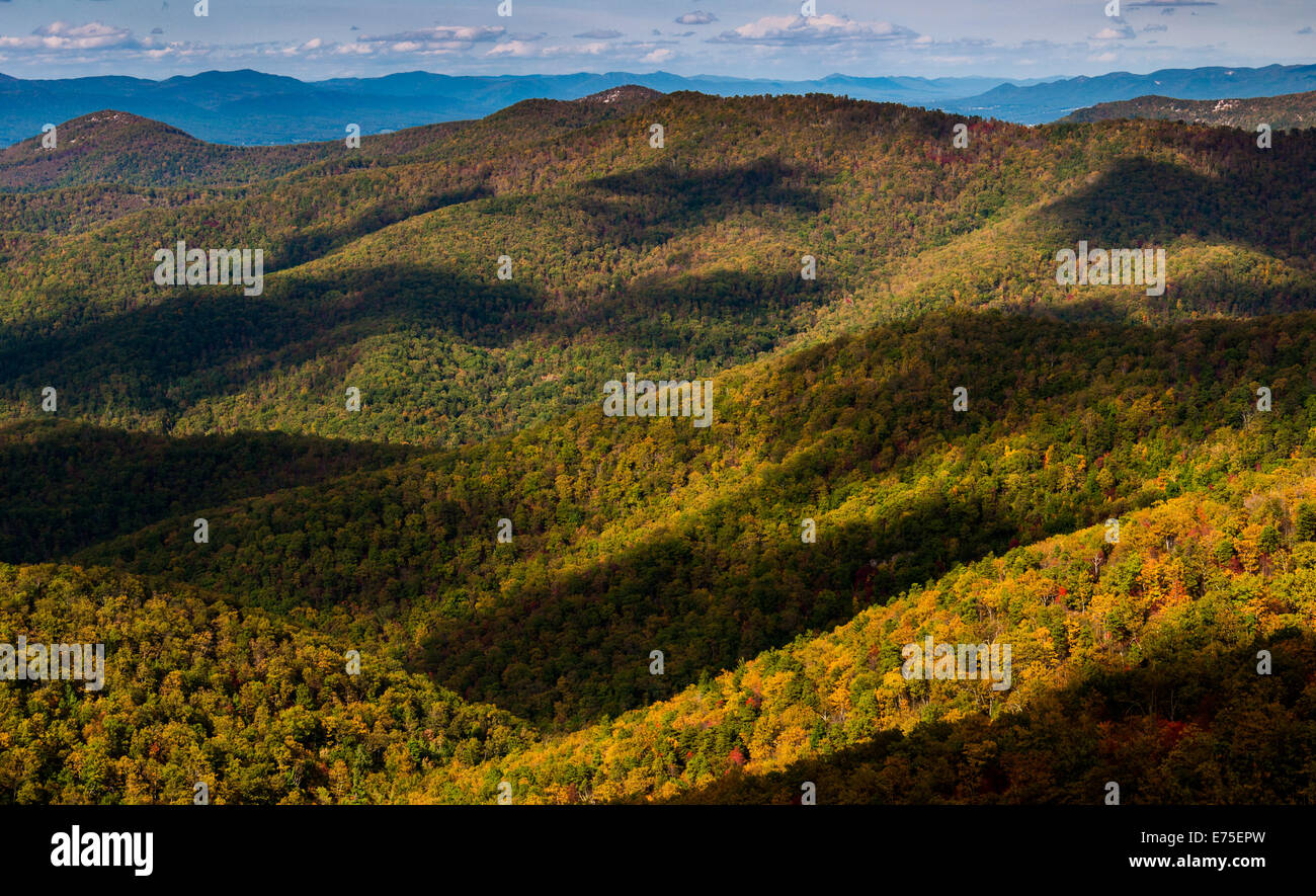Des ombres de nuages sur le Blue Ridge, vu du sommet de Blackrock, le long de l'Appalachian Trail dans le Parc National Shenandoah, en Virginie. Banque D'Images