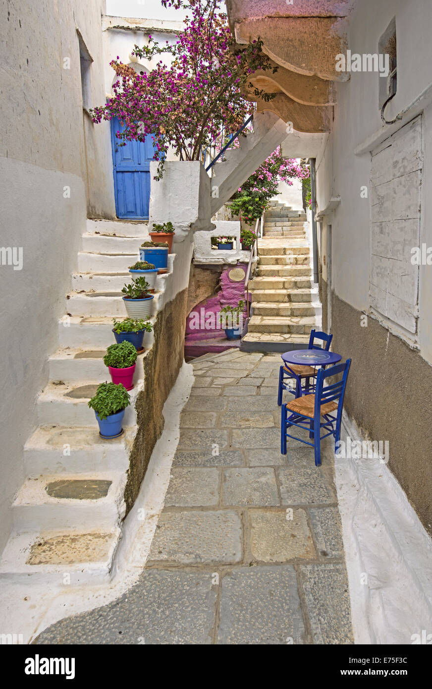 Une pittoresque ruelle pavée en pierre dans la ville médiévale de Kardiani traditionnels dans l'ile de Tinos, Cyclades, Grèce Banque D'Images