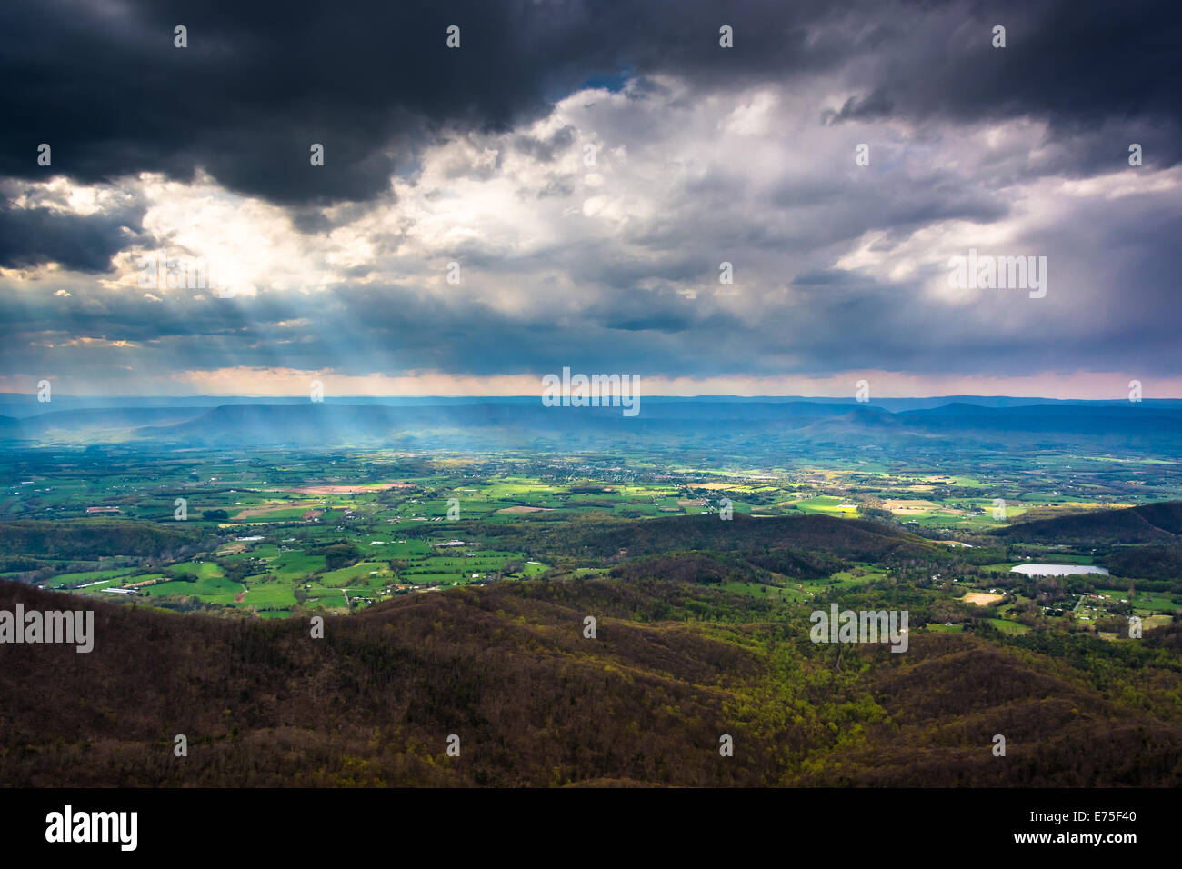 Rayons crépusculaires sur la vallée de Shenandoah, du point de vue de l'homme Little Stony Mountain dans le Parc National Shenandoah, en Virginie. Banque D'Images