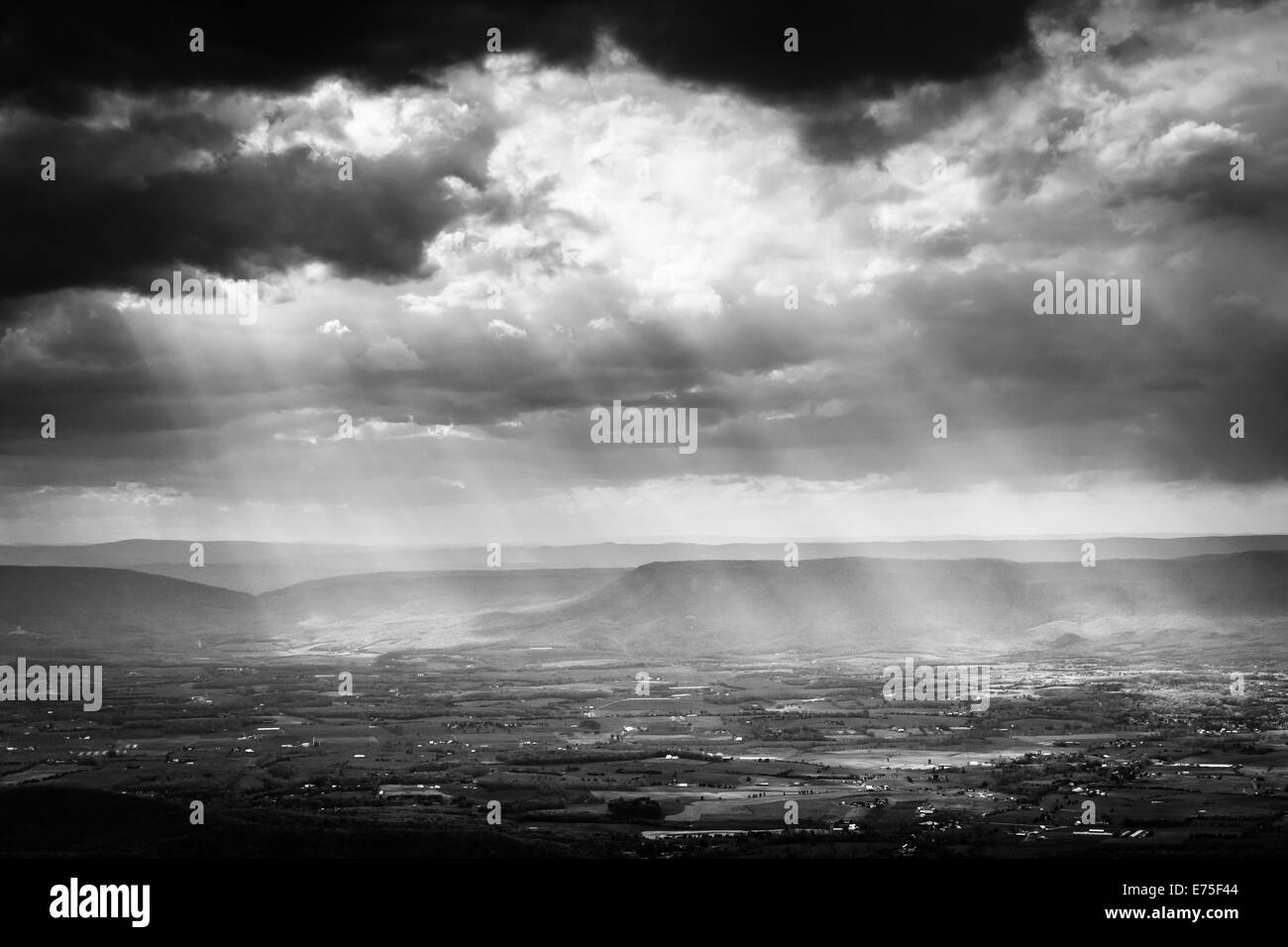 Rayons crépusculaires sur la vallée de Shenandoah, du point de vue de l'homme Little Stony Mountain dans le Parc National Shenandoah, en Virginie. Banque D'Images