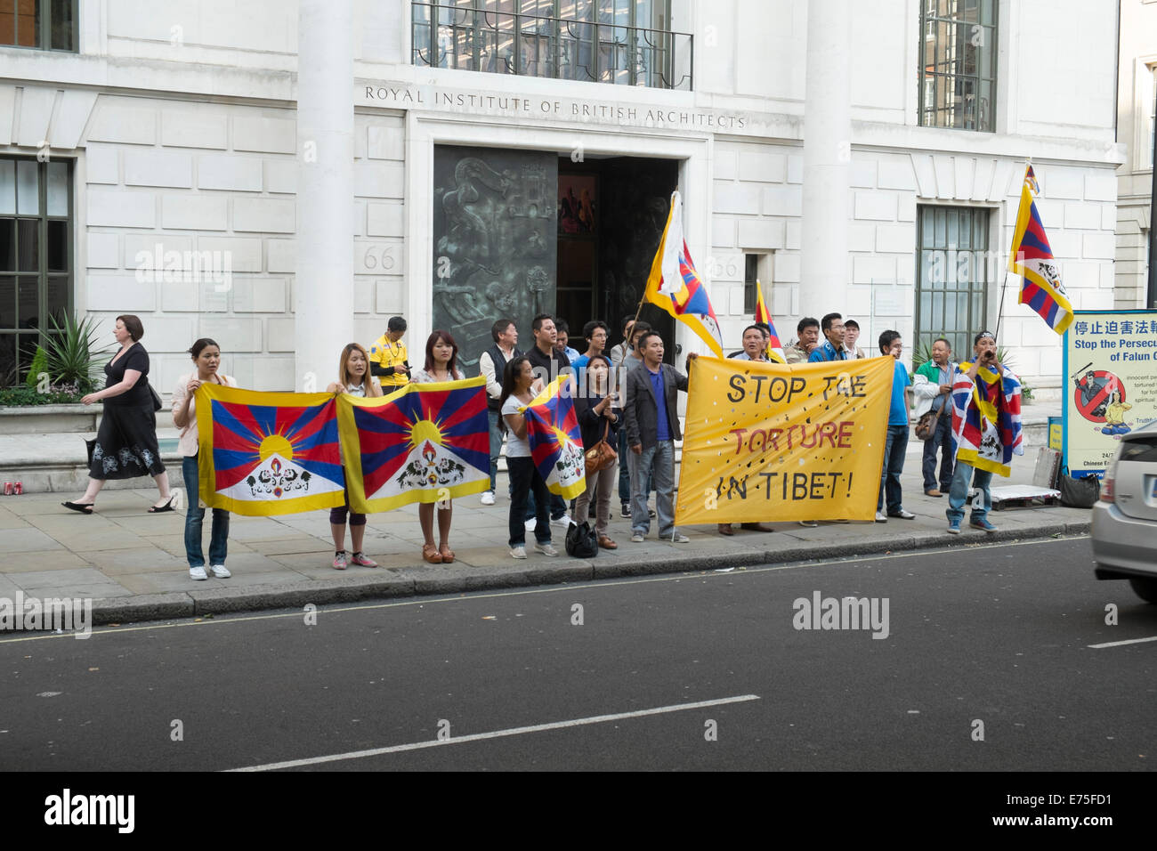 Chaque vendredi soir, à London UK, les manifestants répondent en face de l'ambassade de Chine pour protester contre l'occupation chinoise du Tibet Banque D'Images