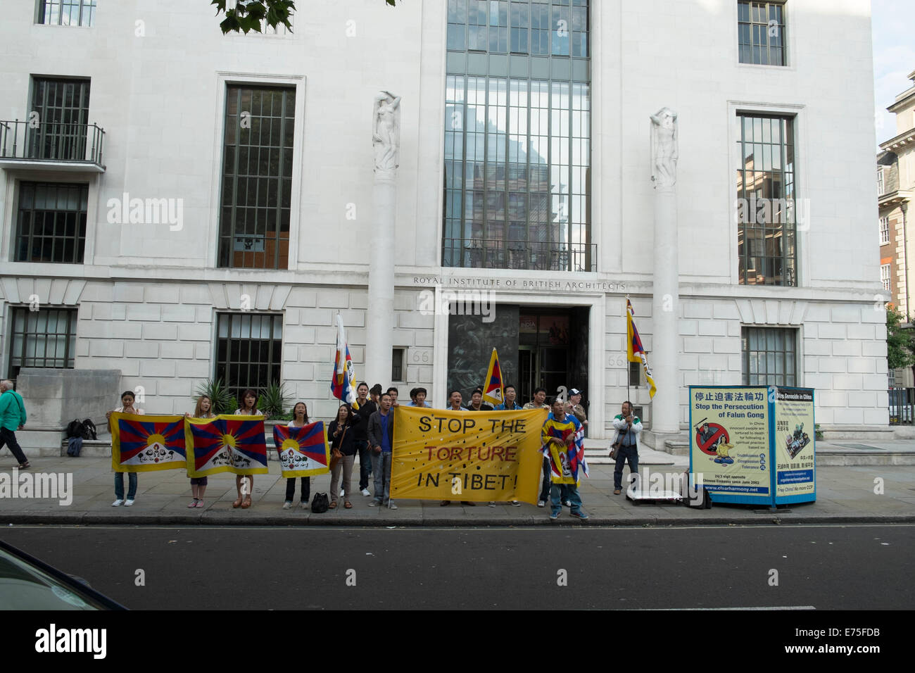 Chaque vendredi soir, à London UK, les manifestants répondent en face de l'ambassade de Chine pour protester contre l'occupation chinoise du Tibet Banque D'Images