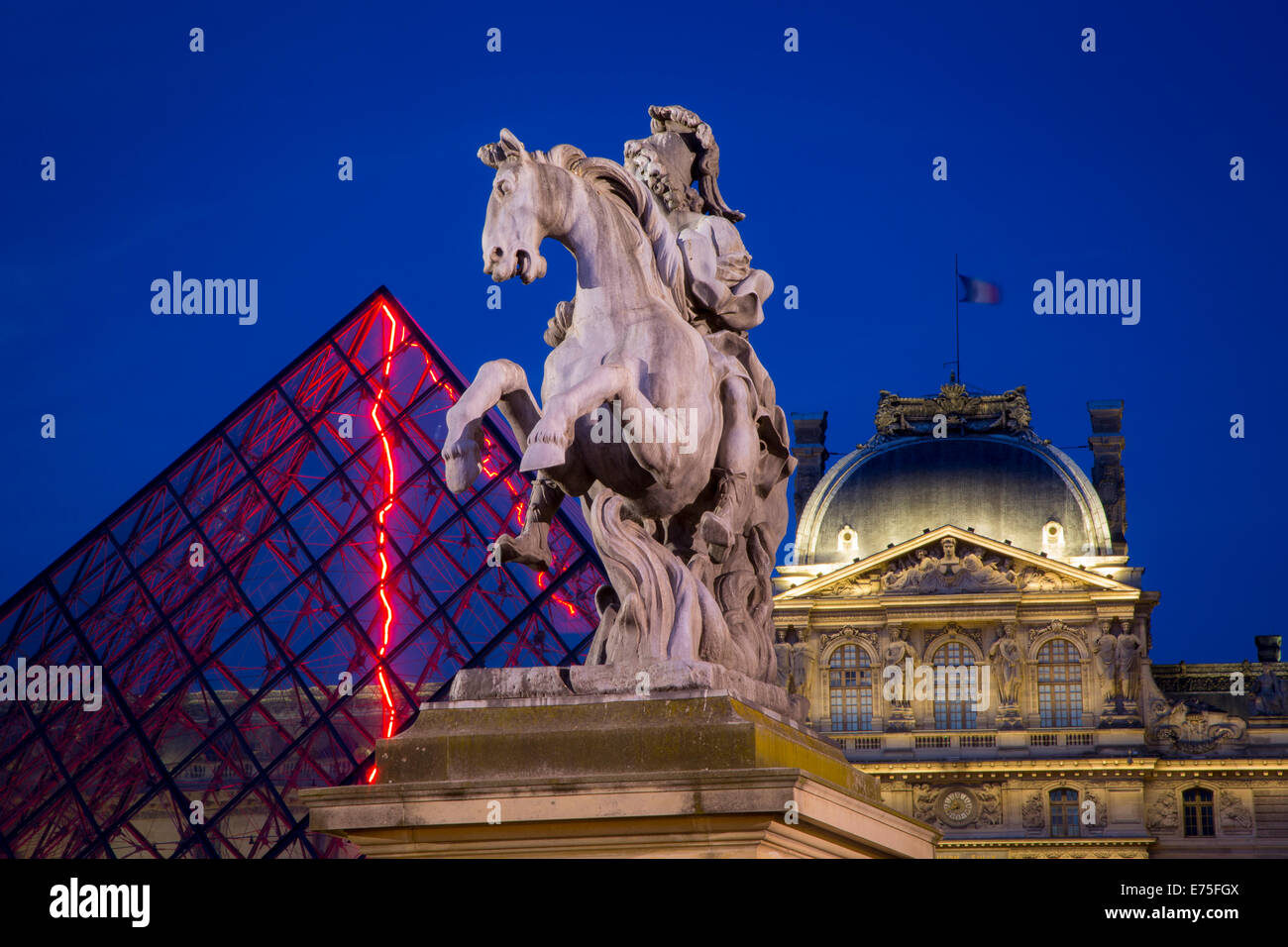 Twilight sur Louis XIV Statue, la pyramide de verre et le Musée du Louvre, Paris, France Banque D'Images