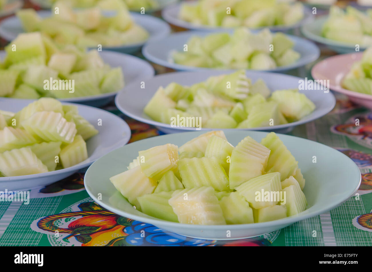 Plusieurs cut sur le melon vert plat peu profond Banque D'Images