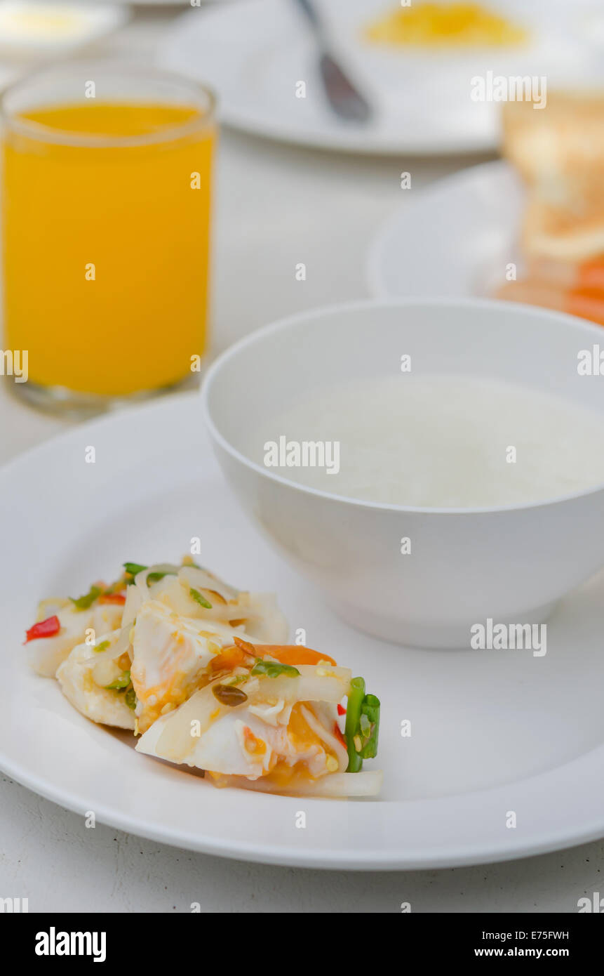 Soupe de riz sain avec la salade aux oeufs salés épicés Banque D'Images