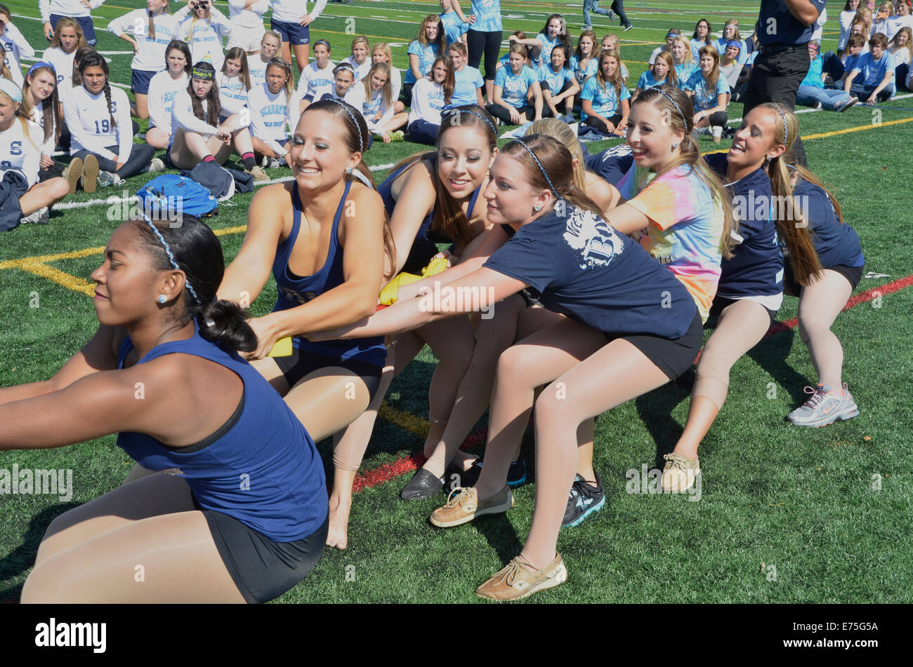 Teenage Girls playing Tug of War Banque D'Images