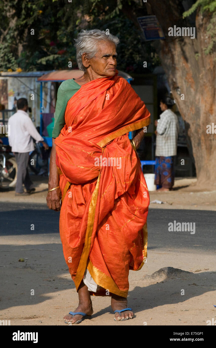 Femme indienne en sari safran Sadhu Tiruvannamalai colline Arunachala Tamil Nadu Inde du Sud Banque D'Images