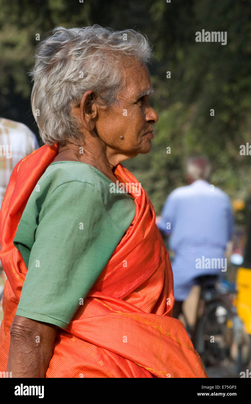 Femme indienne en sari safran Sadhu Tiruvannamalai colline Arunachala Tamil Nadu Inde du Sud Banque D'Images