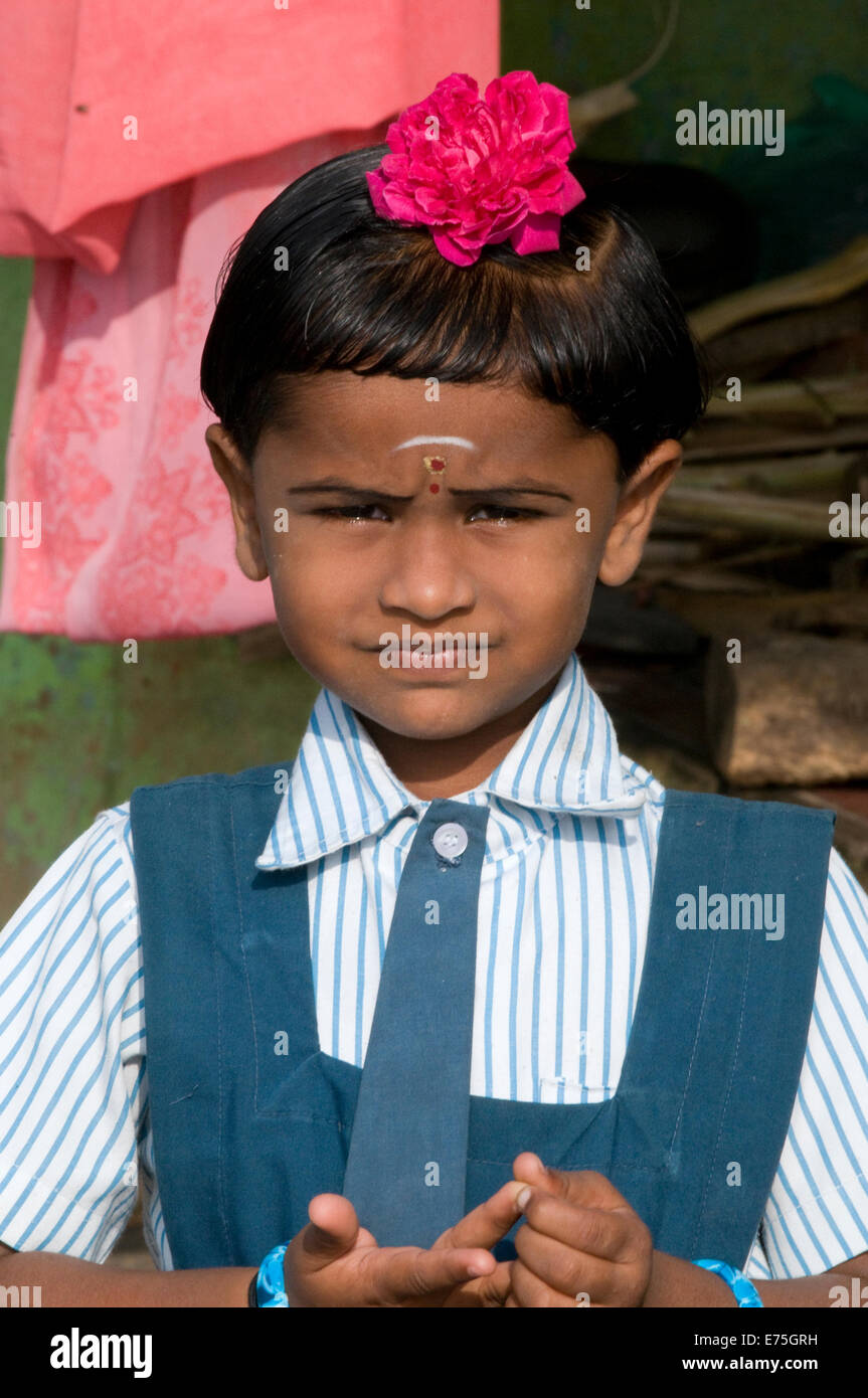 Indian girl enfant à l'école tenue et fleur dans les cheveux dans la colline Arunachala Tiruvannamalai Inde du Sud Banque D'Images