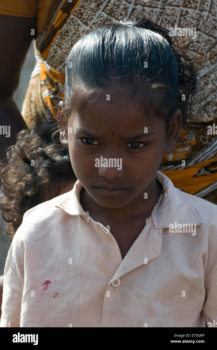 Indian girl enfant dans la colline Arunachala Tiruvannamalai Inde du Sud Banque D'Images