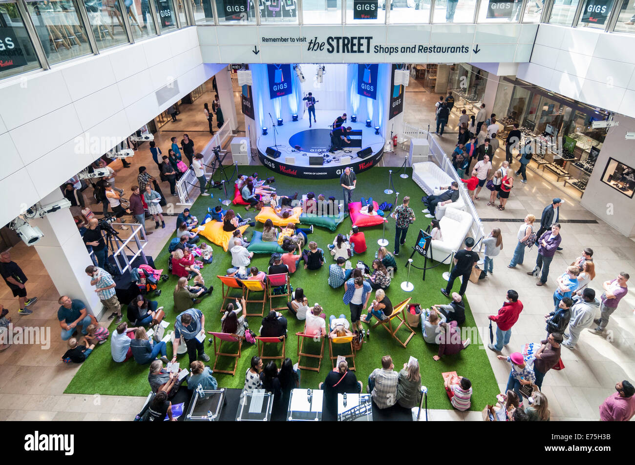 Londres, Royaume-Uni. 7 Septembre, 2014. Soutenu par le maire de Londres, la Grande Finale des concerts Big Busk, the UK's biggest street music competition, a eu lieu au centre commercial Westfield Stratford, en face du grand public. Photo : vue depuis l'étage supérieur de la scène et le public. Crédit : Stephen Chung/Alamy Live News Banque D'Images