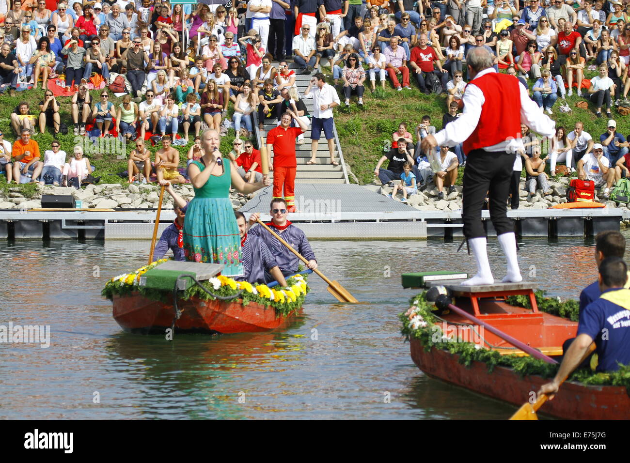 Le Bauer Agriculteur Walter Meisel Droite Affirme Avec Son Epouse Bauerin Dominique Thomas A Gauche Quinzaine D Equipes Composees Chacune De 2 Rameurs Et Un Homme Avec Une Lance De Combat A Participe