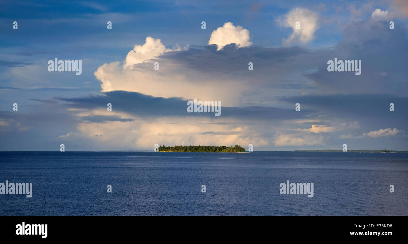 Tropical Island au large de la pointe de Kavieng, Papouasie Nouvelle Guinée Banque D'Images