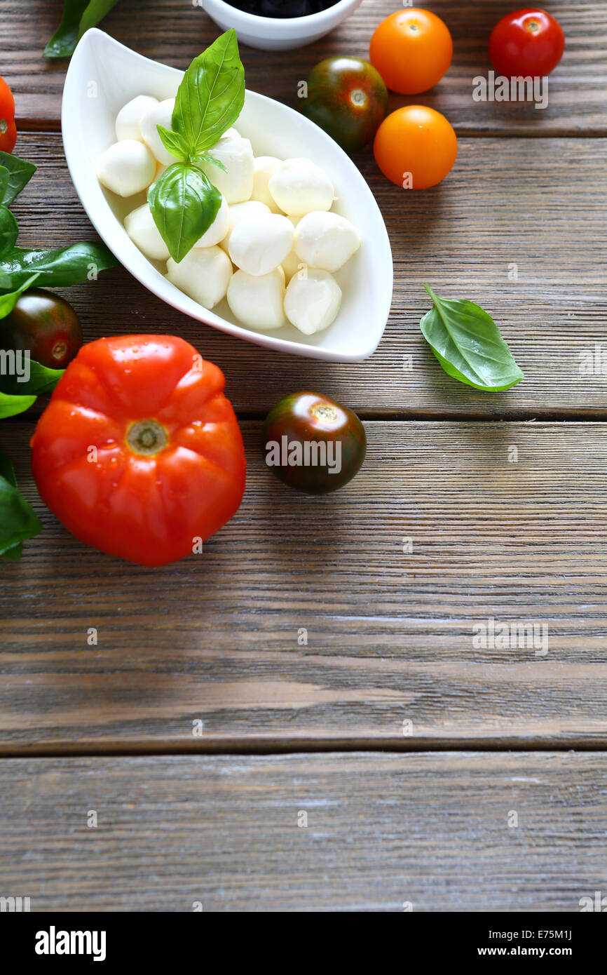 La mozzarella et tomates fraîches, dans un bol haut afficher Banque D'Images