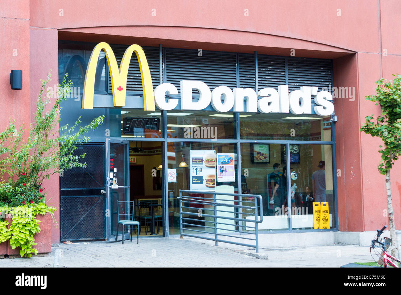 Un restaurant Mcdonald's, sur la rue King à Toronto, Ontario Banque D'Images