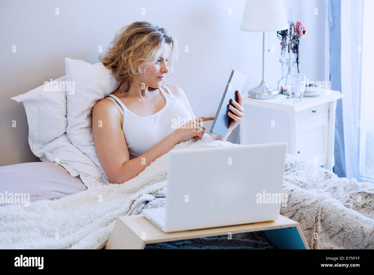 Woman with tablet Banque D'Images
