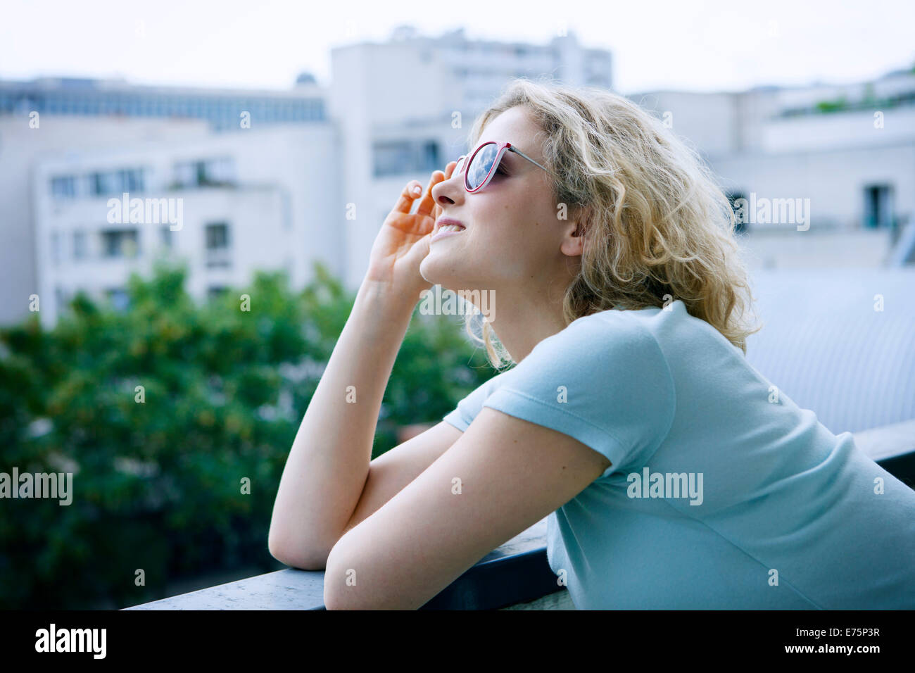 Femme à l’extérieur Banque D'Images