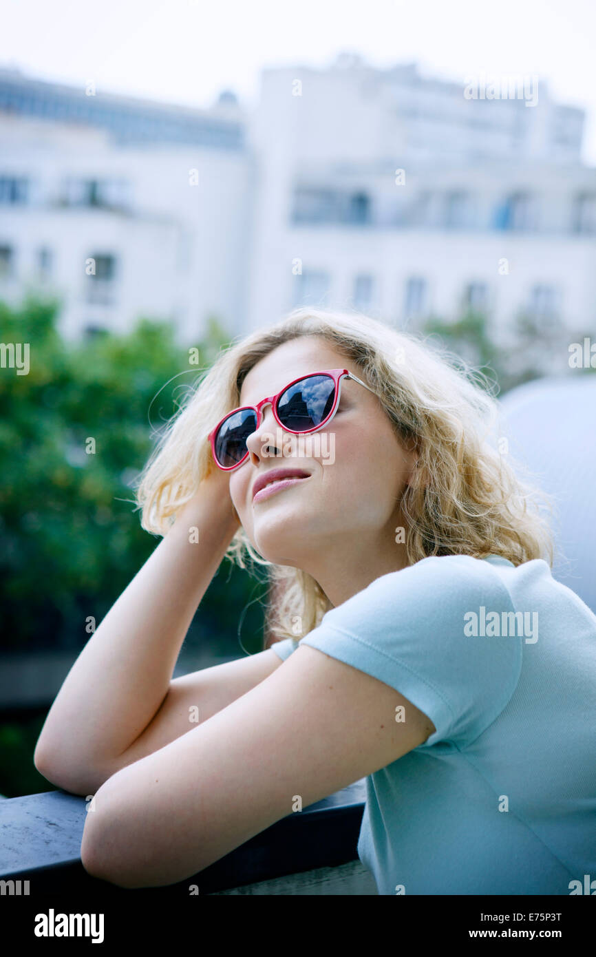 Femme à l’extérieur Banque D'Images