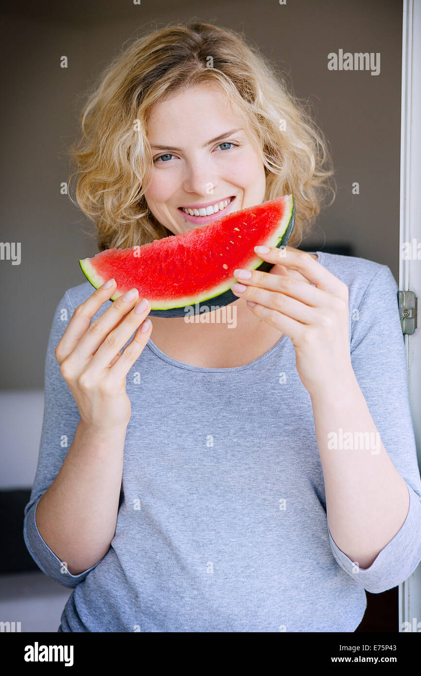 Woman eating fruit Banque D'Images