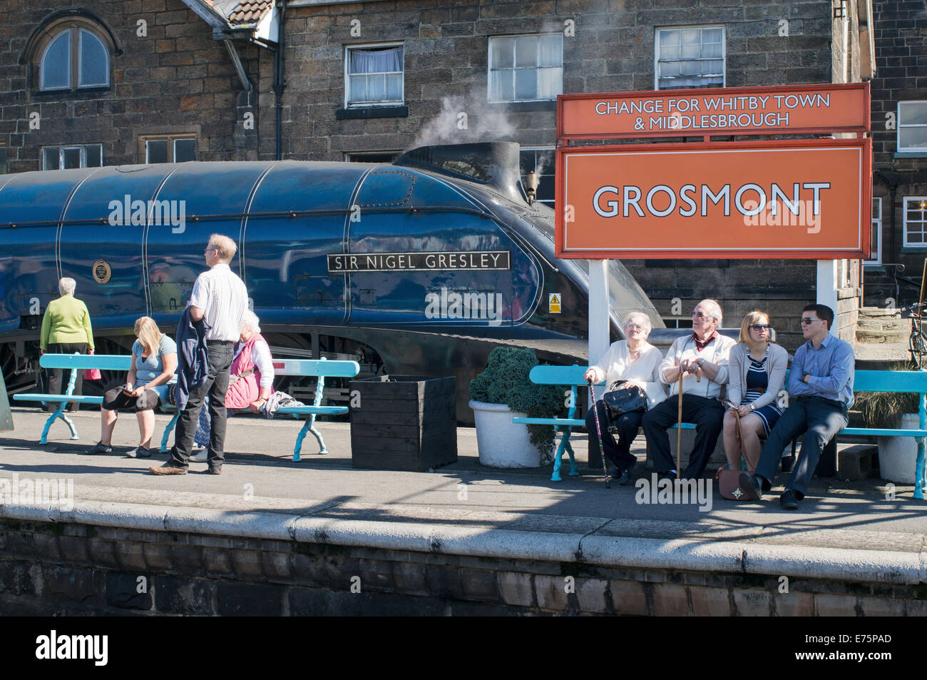 Les passagers qui attendent sur le quai de la gare à Grosmont NYMR, North Yorkshire, England, UK Banque D'Images