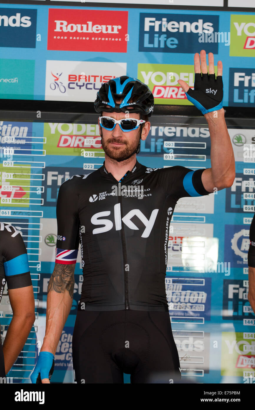 Sir Bradley Wiggins salue la foule au début du Tour de Grande-Bretagne 2014 Banque D'Images