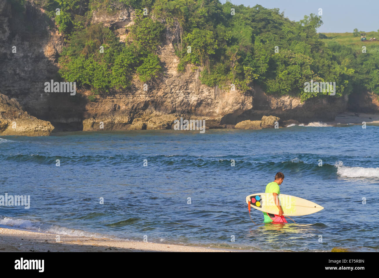 Surfer à plage de Balangan. L'île de Bali. L'Indonésie. Banque D'Images
