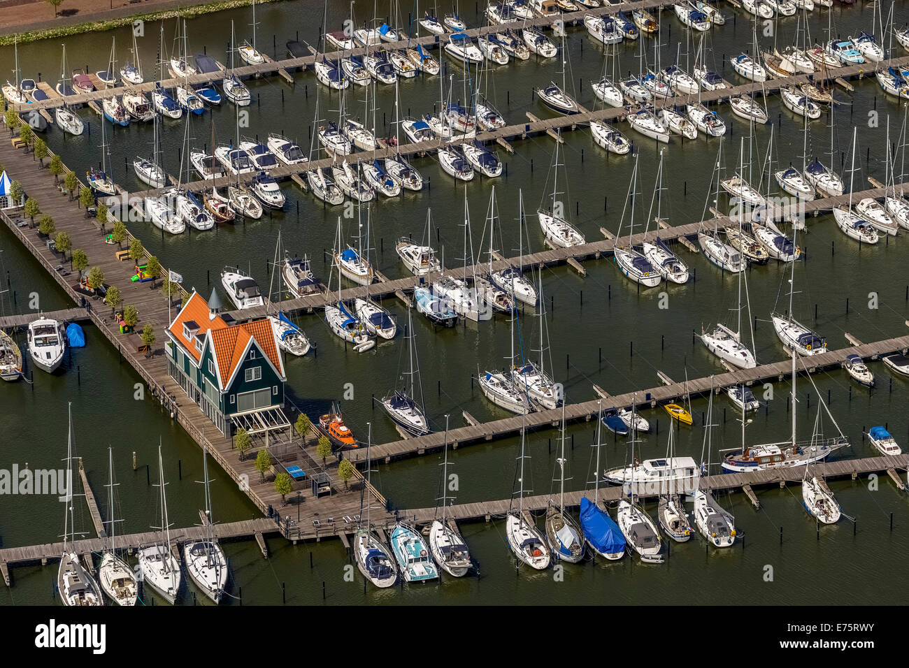 Vue aérienne du port, sur le lac Markermeer, Volendam, Province de la Hollande du Nord, Pays-Bas Banque D'Images