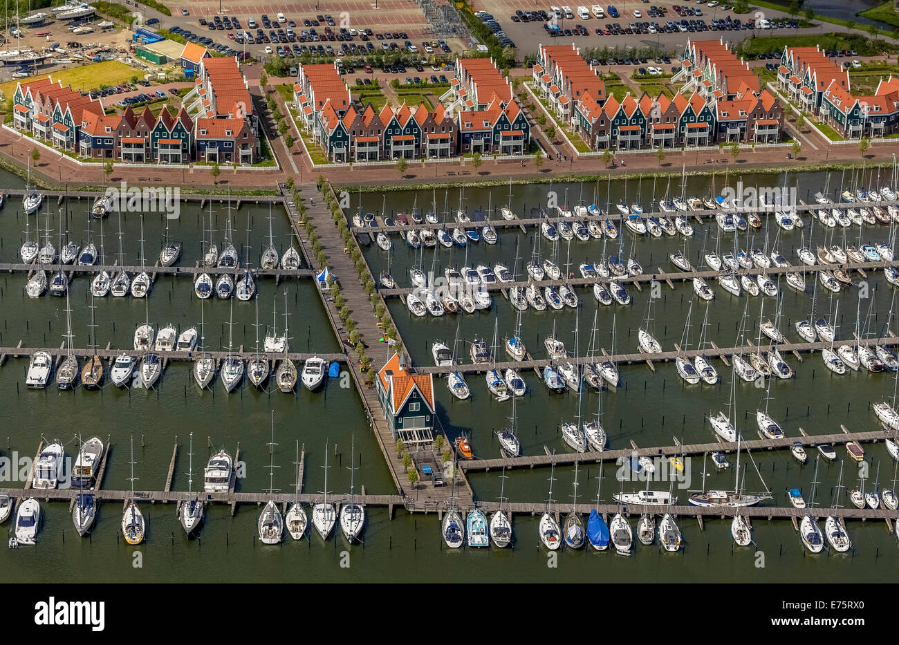 Vue aérienne du port, sur le lac Markermeer, Volendam, Province de la Hollande du Nord, Pays-Bas Banque D'Images