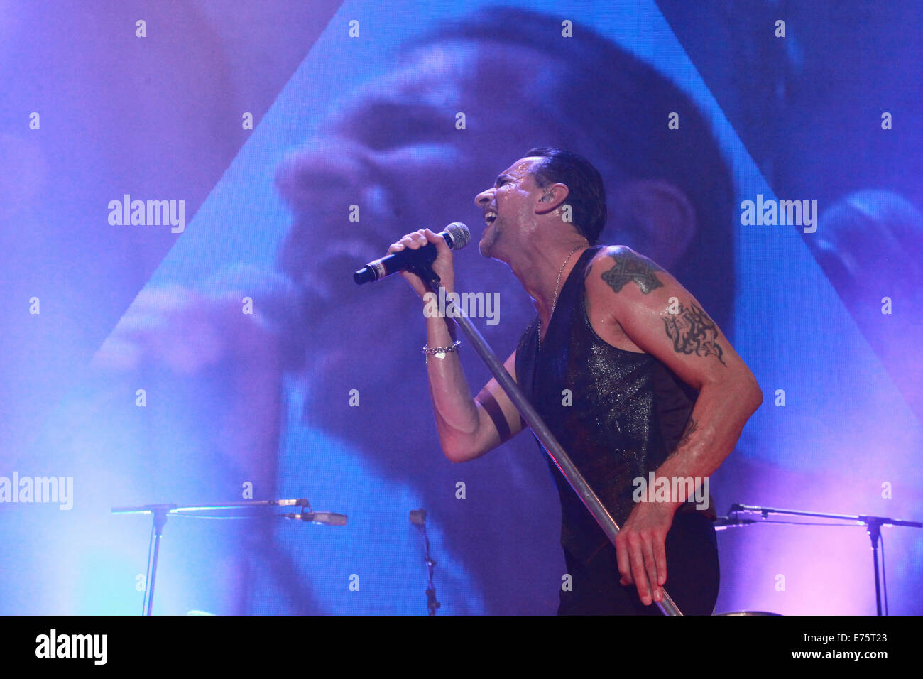 Dave Gahan chanteur pendant une performance live avec son groupe Depeche Mode dans la Messe Dresden salle des congrès, Dresde, Saxe Banque D'Images