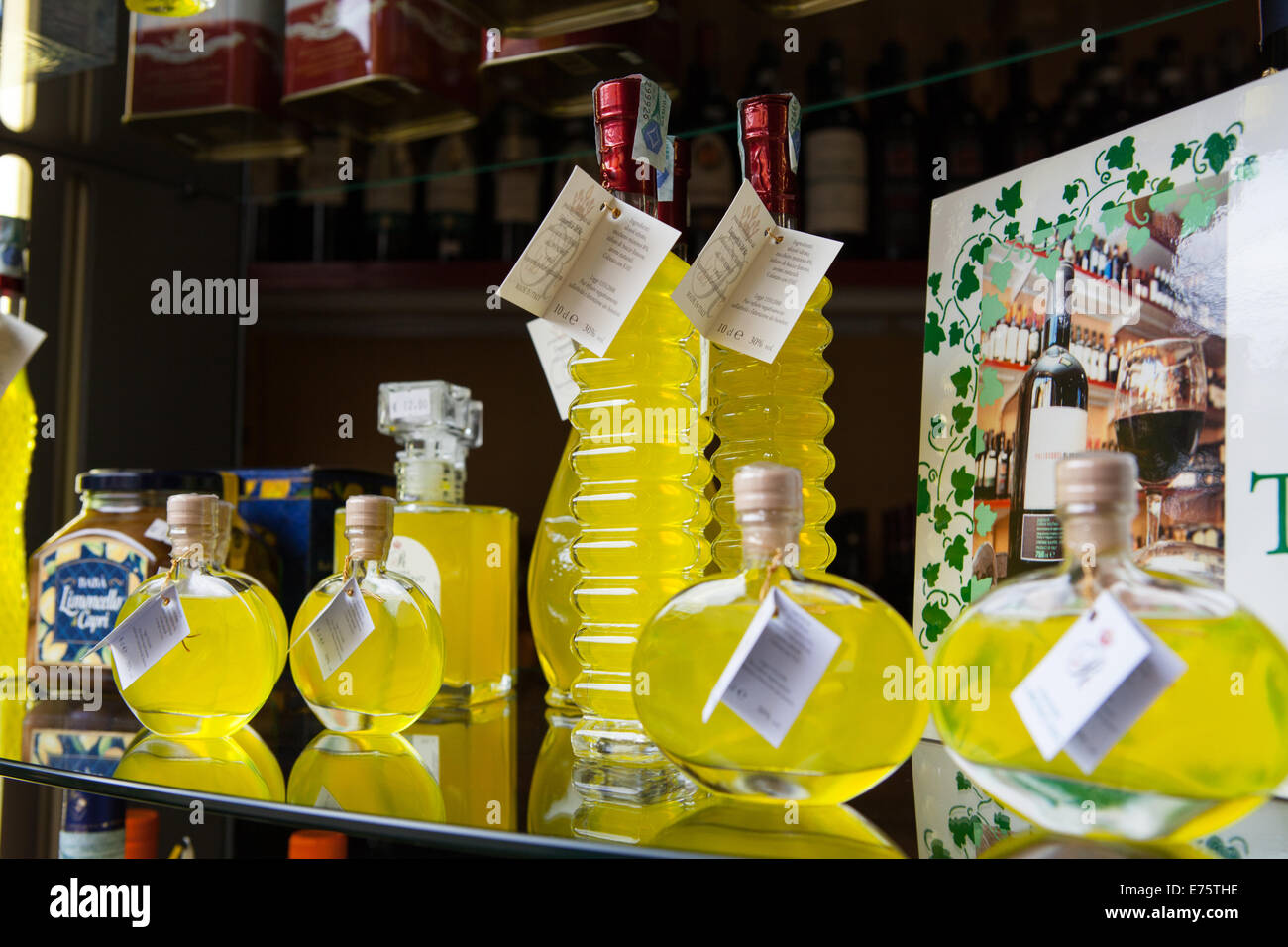 Affichage de Limoncino et Limoncello dans un magasin de vin Enoteca (régionale) Banque D'Images