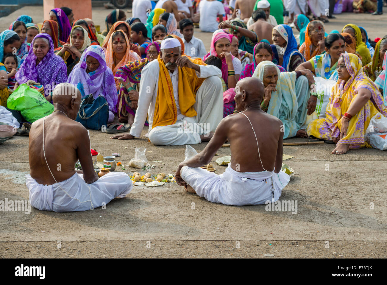 Deux hommes et un pandit ou prêtre sont les Dashkriya ou Asthi Visarjan, un rituel qui s'effectue 10 jours après la mort Banque D'Images