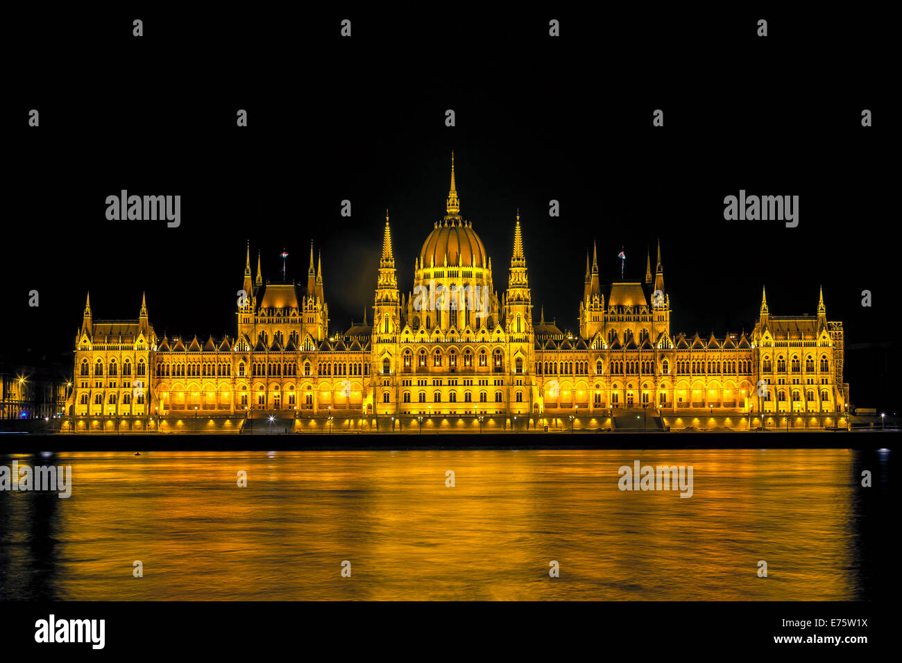 Le Parlement building at night, Budapest, Hongrie Banque D'Images